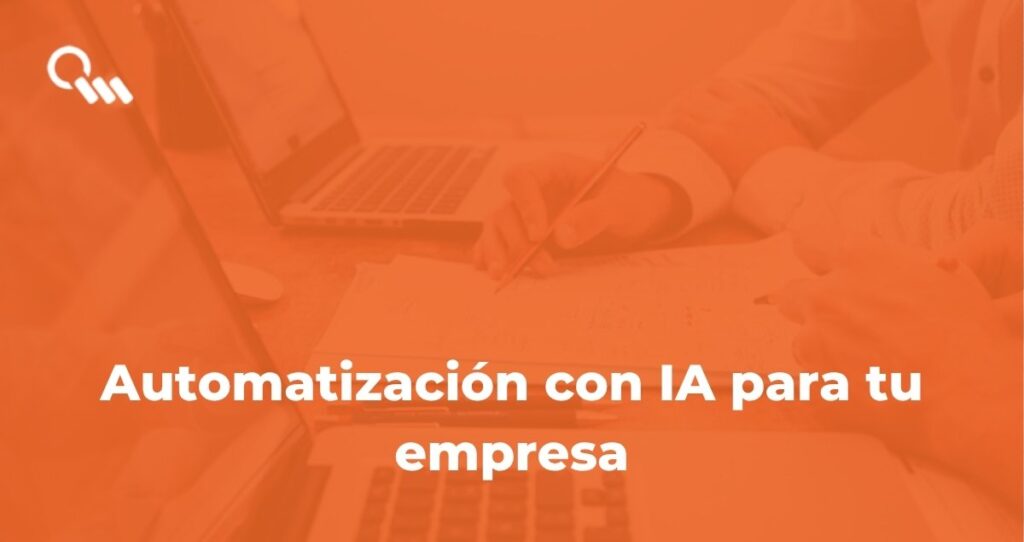 Profesional revisando datos de automatización con IA en pantalla en oficina moderna