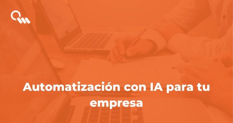 Profesional revisando datos de automatización con IA en pantalla en oficina moderna