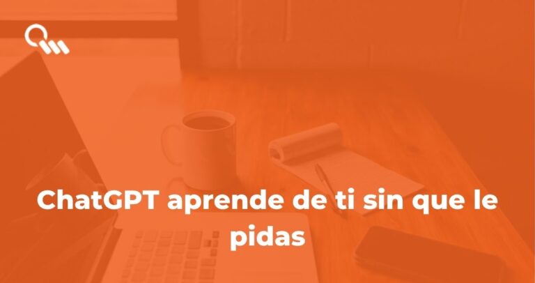 Profesional trabajando con ChatGPT para empresas en su laptop en oficina