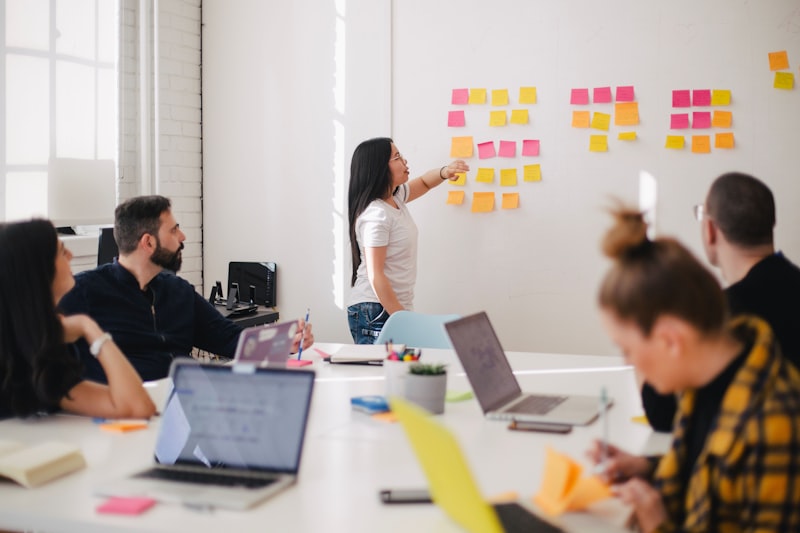 Equipo de directivos en reunión de estrategia revisando resultados con herramientas de IA