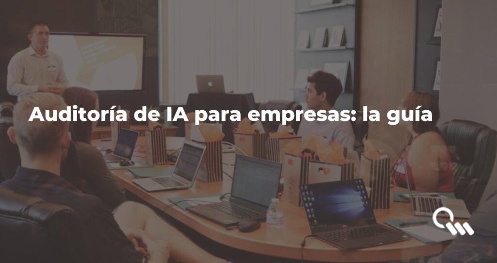 Auditoría de IA para empresas: consultor presentando diagnóstico a directivos