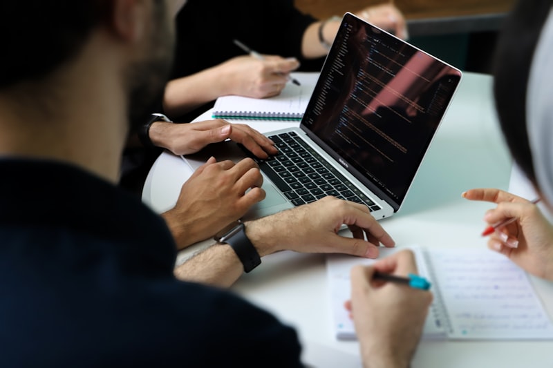 Equipo de trabajo revisando configuración de seguridad de datos con IA en una laptop